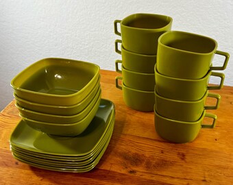 Juego de vajilla vintage de plástico melaminado verde aguacate de la marca Tranquil Ware de Byrd Plastics, estilo MCM (Modo Moderno de Construcción de Medianos).