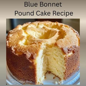 Puede incluir: Un bizcocho dorado con un interior amarillo claro, con una rebanada cortada para revelar la textura. El pastel tiene forma de anillo y se presenta en un plato transparente. El texto en la parte superior dice "Blue Bonnet Pound Cake Recipe."