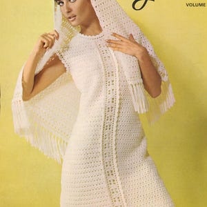 Könnte beinhalten: Ein Vintage-Magazin-Cover mit einer Frau in einem cremefarbenen Häkelkleid und -schal mit Fransen. Der Text "Mary Maxim" und "Fashion Forecast" sind auf gelbem Hintergrund zu sehen.