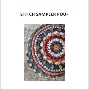 Puede incluir: Un puf redondo de ganchillo con un patrón de puntadas detallado. El diseño presenta círculos concéntricos en tonos de verde azulado, marrón, blanco y burdeos. El texto "STITCH SAMPLER POUF" se muestra encima del puf.