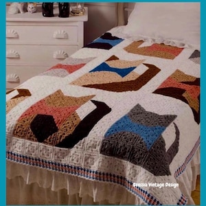 Könnte beinhalten: Handgefertigte, weiße Häkeldecke mit einem sich wiederholenden Katzenmuster in verschiedenen Farben, darunter Braun, Rosa, Blau und Grau. Die Decke hat einen gewellten Rand und eine dekorative Bordüre. Der Text "Beessia Vintage Design" ist sichtbar.