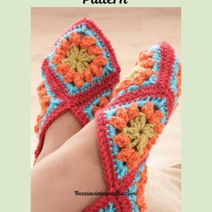 Op de afbeelding: Gehaakte granny square slippers in rood, oranje, blauw en geel. De handgemaakte slippers hebben een bloemenpatroon en worden getoond op de voeten van een persoon. De tekst "Granny Square Slipper Pattern" staat bovenaan de afbeelding.