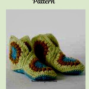 Op de afbeelding: Een paar handgemaakte Granny Square pantoffels in groen, bruin en blauw. De pantoffels zijn gehaakt met een bloemenpatroon en hebben een vierkant ontwerp. De tekst "Granny Square Slippers Pattern" staat bovenaan.