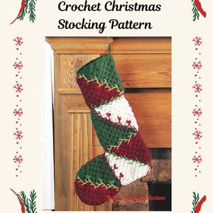 Może przedstawiać: Ręcznie robiony wzór na szydełkową skarpetę bożonarodzeniową w kolorze zielonym, czerwonym i białym. Skarpetka wisi na drewnianym tle. Tekst "Crochet Christmas Stocking Pattern" znajduje się na górze obrazu.