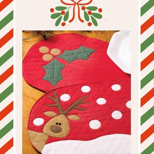 Pode incluir: Conjuntos de individuais de Natal vermelhos com designs festivos. Um apresenta uma rena com bolinhas brancas e uma borda branca semelhante à neve. O outro tem folhas e bagas de azevinho verdes. Os individuais são de feltro.