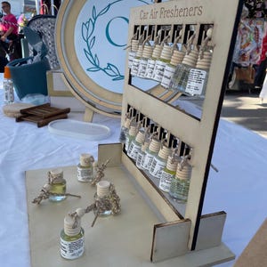 Ambientador para coche con pantalla de madera