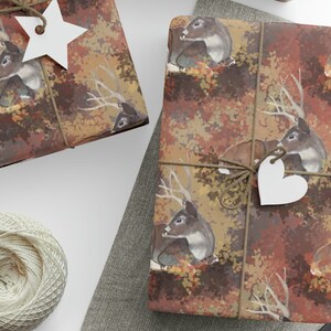 Carta da regalo ispirata alla foresta - Bellissimo cervo tra le foglie, design artistico, confezione regalo unica
