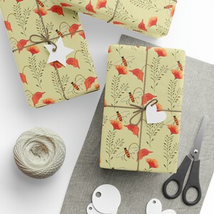 Carta da regalo con vespe e fiori, carta da regalo, crema arancione rossa dorata, tema fauna selvatica e natura, regali d'arte, insetti e insetti