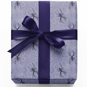 Carta da regalo con ragni e pizzo Confezione regalo alla lavanda Ragni neri Ragnatela in pizzo Regalo unico