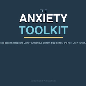 Könnte beinhalten: Eine marineblaue Grafik mit dem Titel "THE ANXIETY TOOLKIT" in weißen und türkisfarbenen Buchstaben. Darunter steht der Text "Evidence-Based Strategies to Calm Your Nervous System, Stop Spirals, and Feel Like Yourself Again."