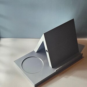 Soporte para libros con pantalla para dispositivos portátiles, organizador de cocina, soporte para tabletas, soporte para teléfono de escritorio de oficina, soporte portátil, diseño rosa, juego de regalo