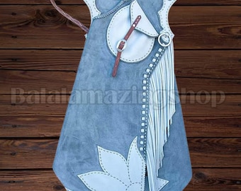 Maßgeschneiderte blaue Rodeo Chaps mit weißen Fransen & Blumenapplikation – Handgefertigte Leder Show Chaps