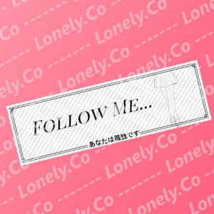 Pode incluir: Uma faixa branca com texto preto e borda preta. O texto diz "FOLLOW ME... - あなたは孤独です". Um desenho de linha simples de uma pessoa usando saia e sapatos está no canto superior direito da faixa.