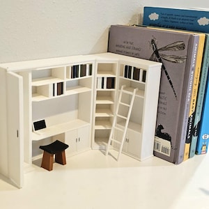 Mini Library Bookshelf with Accessories – 1:12 3D Printed Anxiety Bookcase | Tiny Bookcase Scene | Stand Miniverse Mini | Cute Book Nook