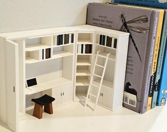 Mini Library Bookshelf with Accessories – 3D Printed Anxiety Bookcase | Tiny Bookcase Scene | Stand Miniverse Mini | Cute Book Nook