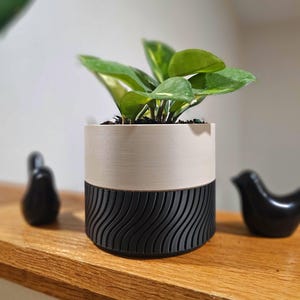Mid-Century Modern Planter: Two-Tone 3D Printed Plant Pot with Drainage