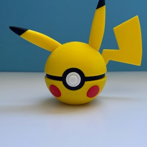 Pikachu Pokeball Toy / prop