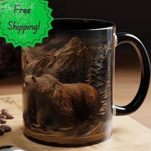 Puede incluir: Taza de café negra con un relieve detallado de un oso pardo en una escena de bosque de montaña. La taza tiene un asa y un borde negros. El texto "Free Shipping!" está en forma de explosión verde.