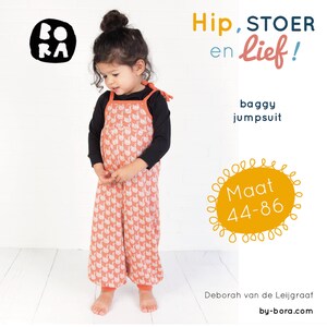 Puede incluir: Un niño pequeño lleva un mono naranja coral con un estampado de cisne blanco. El mono se lleva sobre una camiseta negra de manga larga. El texto de la imagen dice "Hip, STOER en lief! baggy jumpsuit Maat 44-86 Deborah van de Leijgraaf by-bora.com"