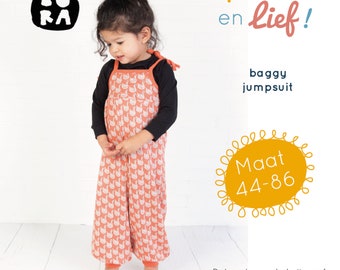 May include: A young child wearing a coral orange jumpsuit with a white swan pattern. The jumpsuit has a black long-sleeved shirt underneath. The text on the image reads "Hip, STOER en lief! baggy jumpsuit Maat 44-86 Deborah van de Leijgraaf by-bora.com"