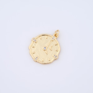 Puede incluir: Encanto de colgante dorado con forma de esfera de reloj con una sola aguja y una luna creciente. La esfera del reloj está decorada con pequeños diamantes de imitación transparentes.