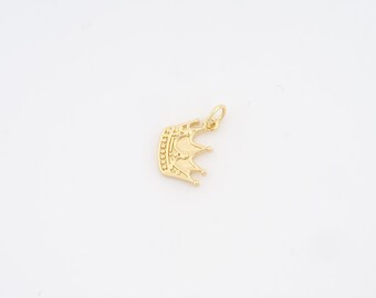 Op de afbeelding: Een kleine, goudkleurige kroonhanger met drie prominente punten en ingewikkelde details. De bedel heeft een lus aan de bovenkant om aan een ketting of armband te bevestigen. De hanger staat tegen een witte achtergrond.