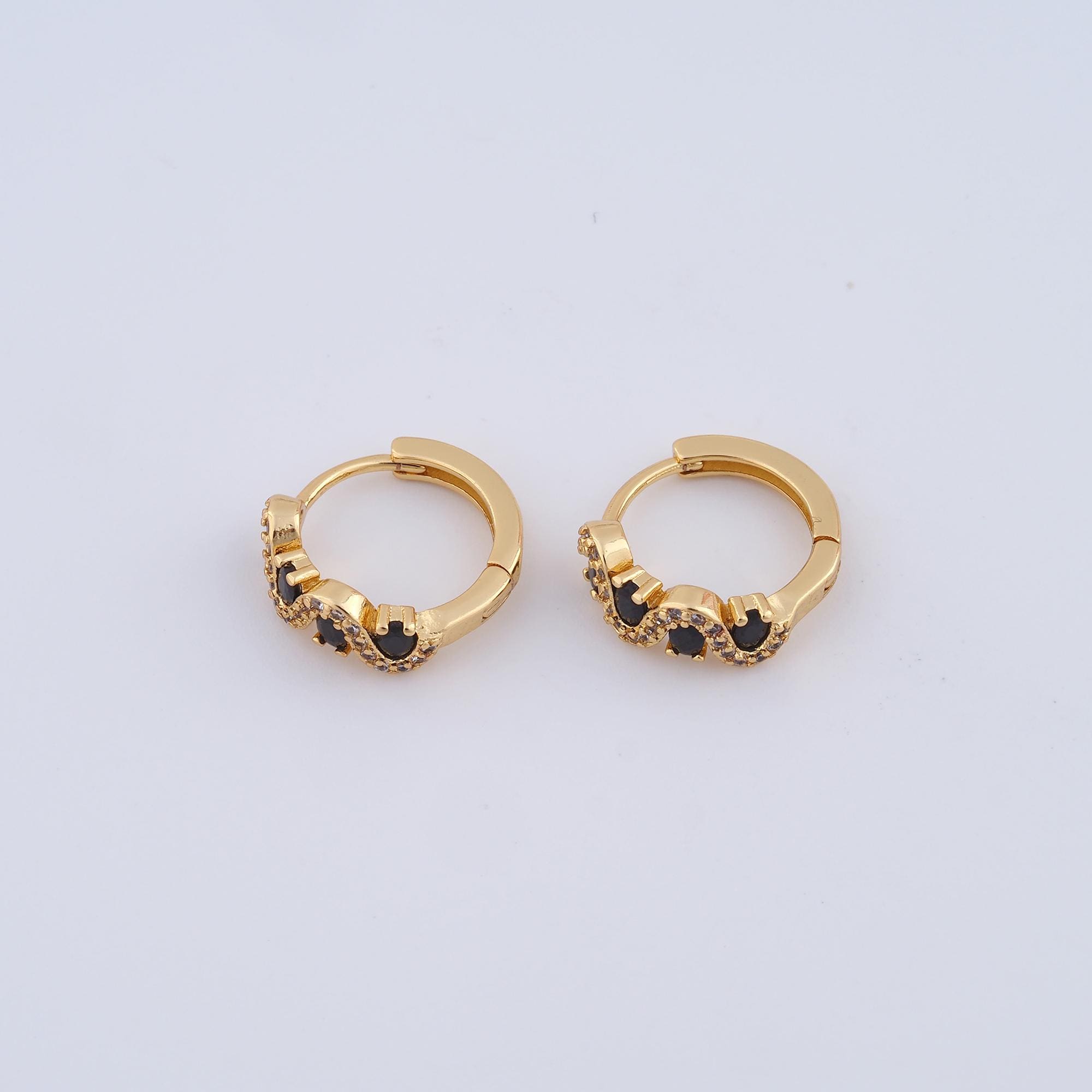 Boucles D'oreilles Créoles SHINYTE CATALINE – Œil De Déesse Rouge – Plaqué Or 18 Carats – Zirconium – Hypoallergénique