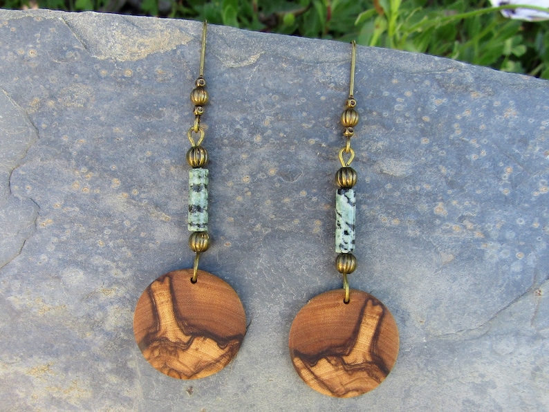 Pendientes oliva madera africano turquesa créoles ronda flor de loto yogamadera boho alentejoazul bronce natural joyería vegano aretes imagen 3