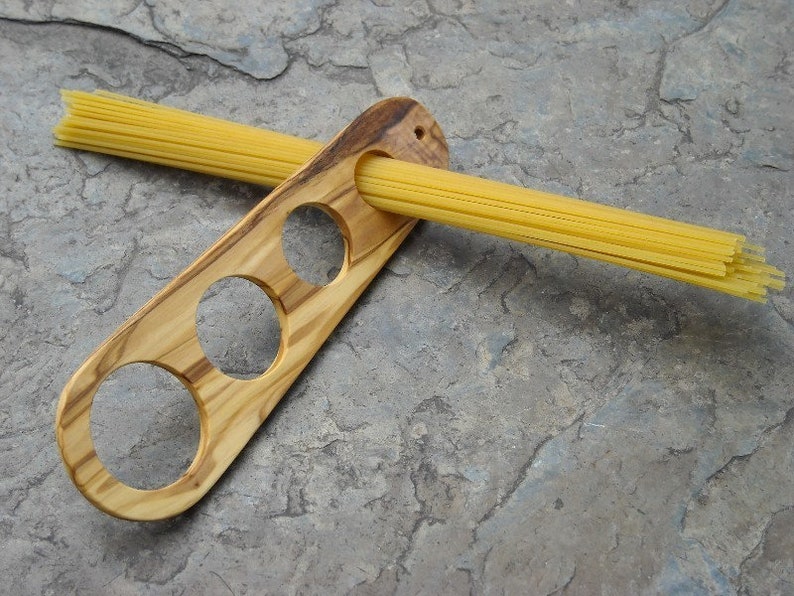 Dosatore per spaghetti in legno d'ulivo, dosatore per pasta, utensile da cucina in legno, amante della pasta, chef di cucina alentejoazul immagine 2