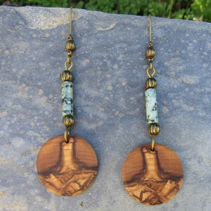 Pendientes oliva madera africano turquesa créoles ronda flor de loto yogamadera boho alentejoazul bronce natural joyería vegano aretes imagen 2