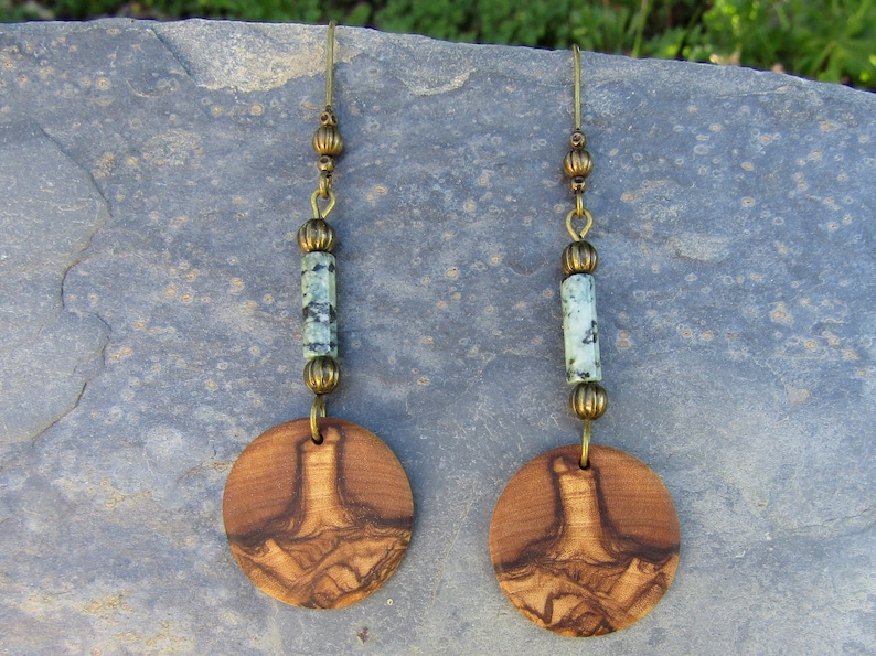 Pendientes oliva madera africano turquesa créoles ronda flor de loto yogamadera boho alentejoazul bronce natural joyería vegano aretes imagen 2