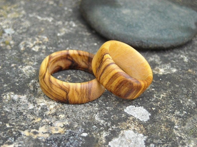 2 anillos madera olivo alianza boda pareja anillos compromiso madera joyeria alentejoazul pareja boda 5 aniversario imagen 4