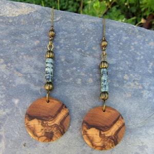 Pendientes oliva madera africano turquesa créoles ronda flor de loto yogamadera boho alentejoazul bronce natural joyería vegano aretes imagen 1