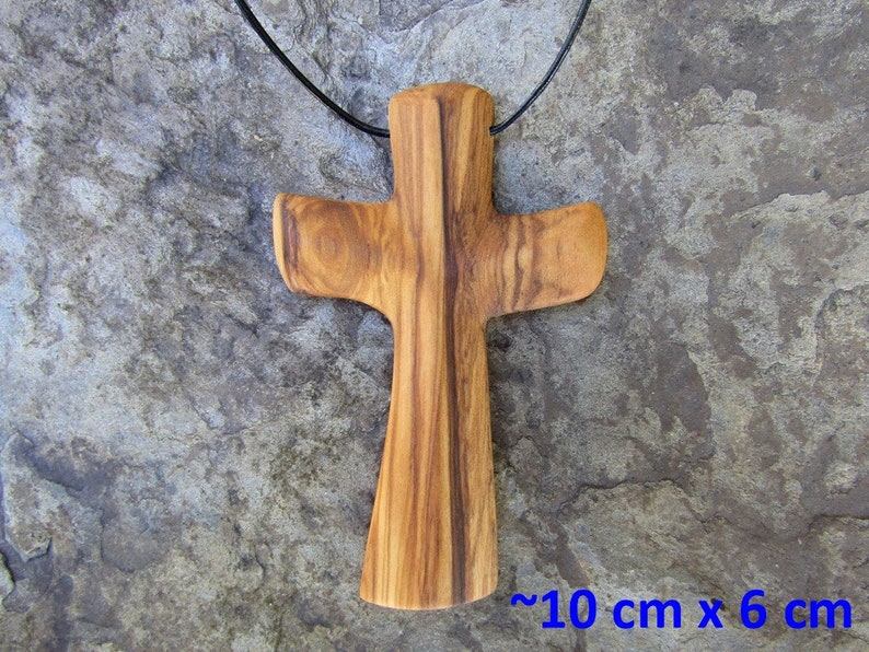 croix bois d'olivier crucifix collier cuir mur en bois croix alentejoazul cadeau baptême communion confirmation église chrétien olivier image 7