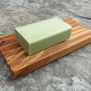Jabonera madera de olivo grande ranurada bandeja jabón madera corrugado mano acanalado baño naturaleza alentejoazul portugal sostenible imagen 2