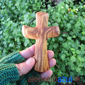 croix bois d'olivier crucifix collier cuir mur en bois croix alentejoazul cadeau baptême communion confirmation église chrétien olivier image 2