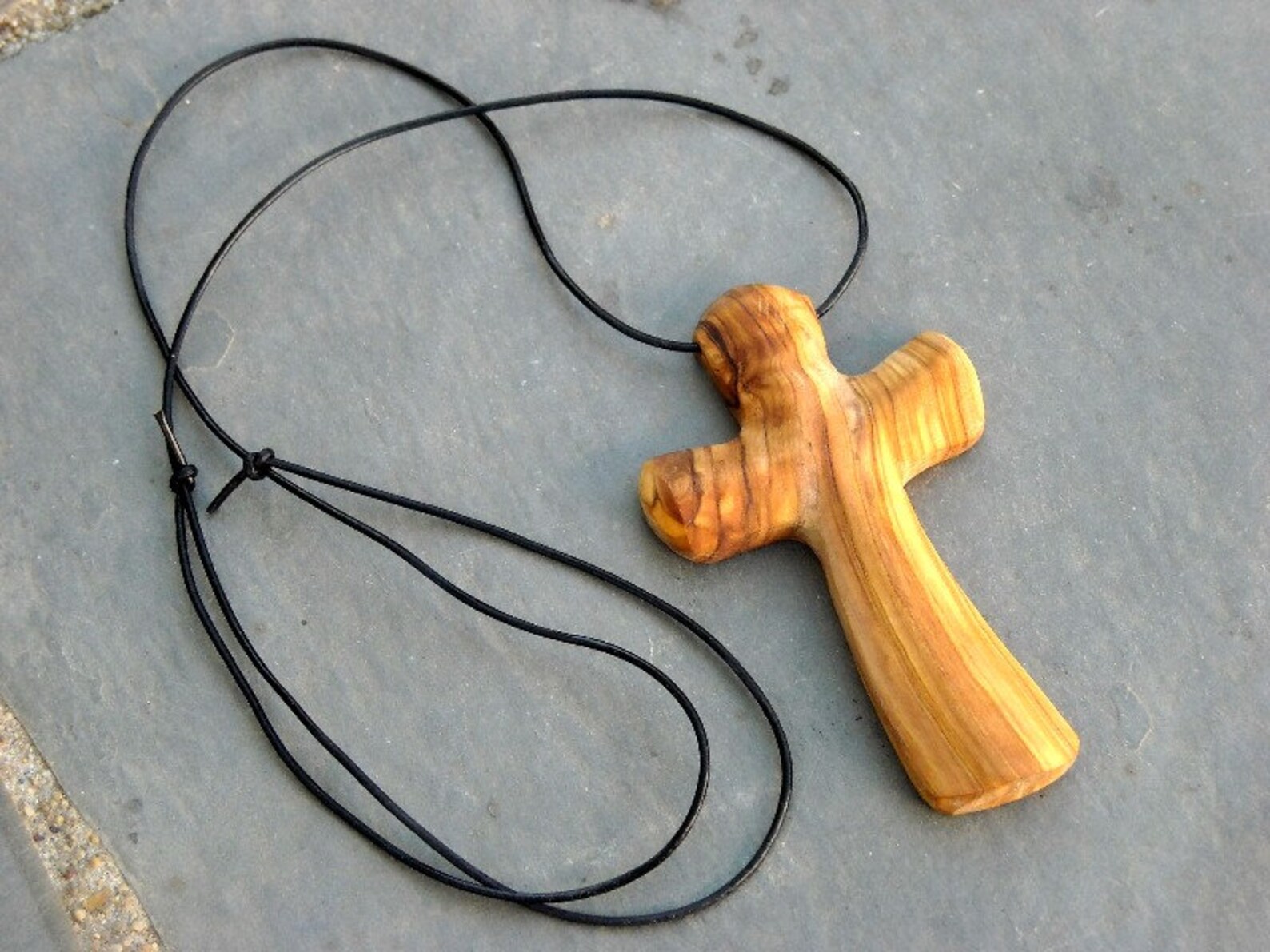 Croce Di Legno D'Ulivo Per Collana – Ciondolo A Forma Di Pesce 2x1,5 Cm (Artigianato Italiano)