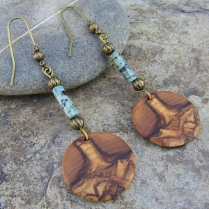 Pendientes oliva madera africano turquesa créoles ronda flor de loto yogamadera boho alentejoazul bronce natural joyería vegano aretes imagen 5