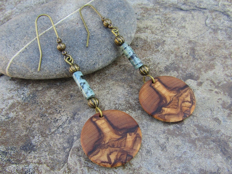 Pendientes oliva madera africano turquesa créoles ronda flor de loto yogamadera boho alentejoazul bronce natural joyería vegano aretes imagen 5