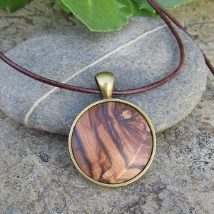 Collier bois d'olivier cuir bronze médaillon bois cabochon chaîne d'olivier pendentif bijoux en bois amulette porte-bonheur bijoux naturels alentejoazul Leather dark brown