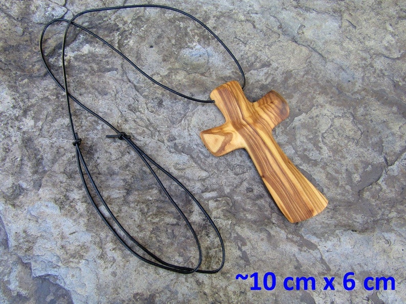 croix bois d'olivier crucifix collier cuir mur en bois croix alentejoazul cadeau baptême communion confirmation église chrétien olivier image 6