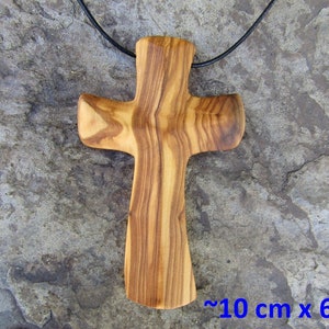 croix bois d'olivier crucifix collier cuir mur en bois croix alentejoazul cadeau baptême communion confirmation église chrétien olivier image 4