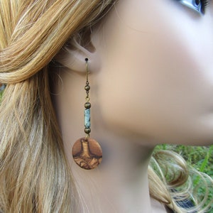 Pendientes oliva madera africano turquesa créoles ronda flor de loto yogamadera boho alentejoazul bronce natural joyería vegano aretes imagen 7