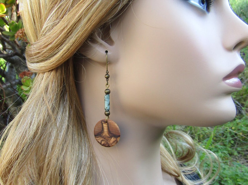 Pendientes oliva madera africano turquesa créoles ronda flor de loto yogamadera boho alentejoazul bronce natural joyería vegano aretes imagen 7