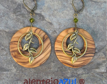 Earrings olive wood leaf hoop 1.3" green glass  3,3 cm créoles round wooden earhangers alentejoazul bronze natural jewelry vegan leaves wine