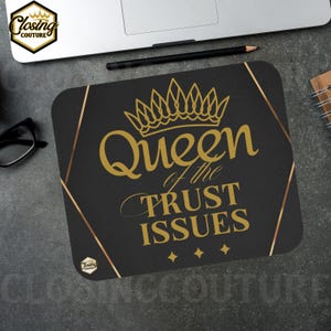 Puede incluir: Alfombrilla de ratón negra con texto y detalles dorados. La alfombrilla presenta las palabras "Queen of the Trust Issues" en una fuente dorada, coronadas con una corona dorada. El logotipo de Closing Couture está en la esquina superior izquierda.