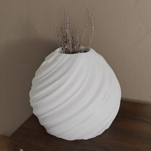 Modern 3D Printed White Vase – Minimalist Home Decor, 8&quot; x 6.9&quot; – Unique Handmade Look, Perfect for Flowers & Stylish Interiors