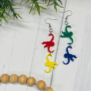 Puede incluir: Un letrero de madera rústica con el texto "Welcome to our home" en letras blancas. El letrero presenta un acabado envejecido y un diseño simple y acogedor, ideal para un porche o entrada.