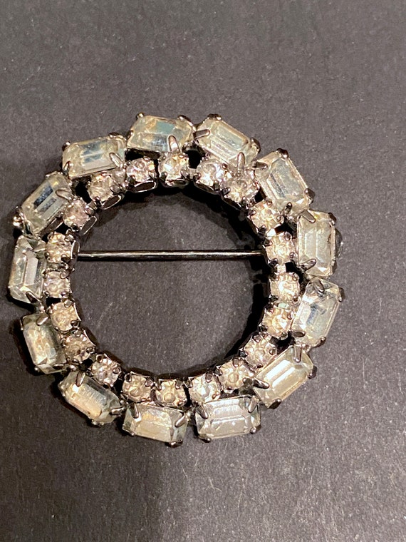 Vintage Weiss Clear rhinestone circle brooch, wrea