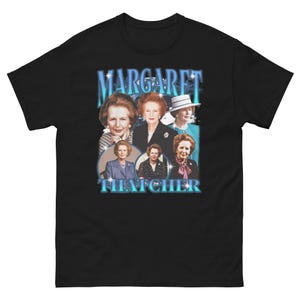 Może przedstawiać: Czarny T-shirt z nadrukiem graficznym przedstawiającym Margaret Thatcher. Grafika przedstawia kolaż zdjęć Thatcher w różnych pozach i strojach. Tekst "MARGARET THATCHER" jest nadrukowany niebieskimi literami.